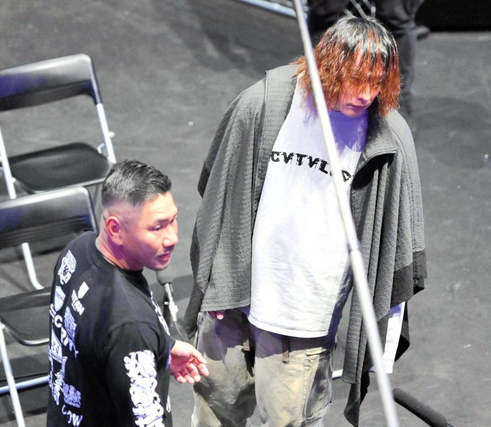 　対戦が決まった長谷川拓也（手前）と舞杞維沙耶（奥）　