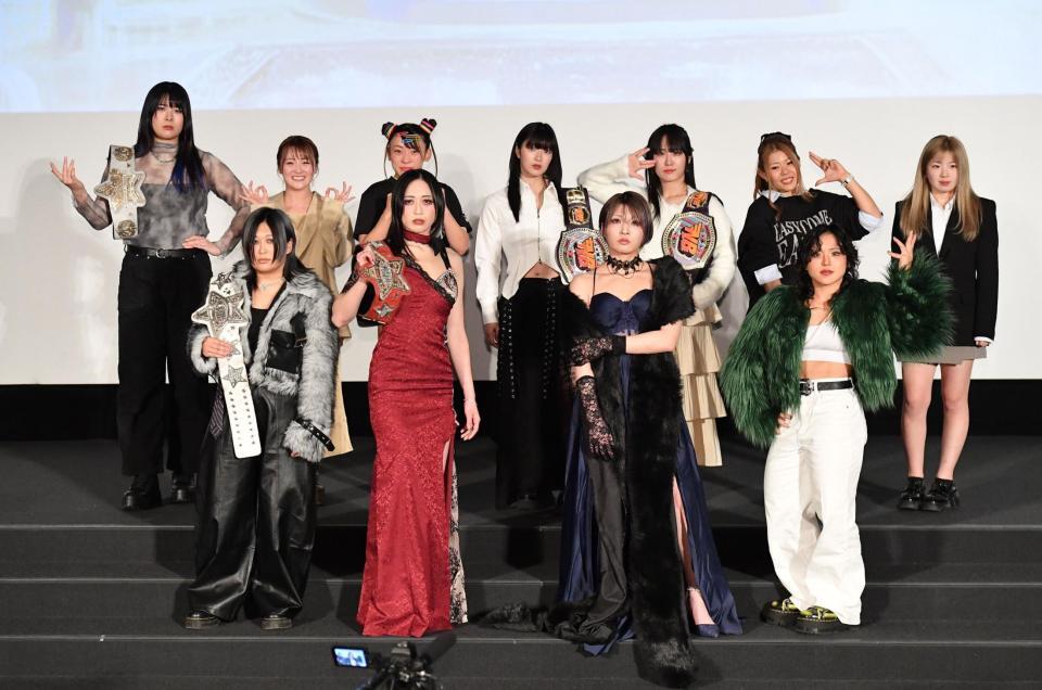 　公開会見を行ったフワちゃん（後列左から３人目）らスターダムの選手たち（撮影・開出牧）