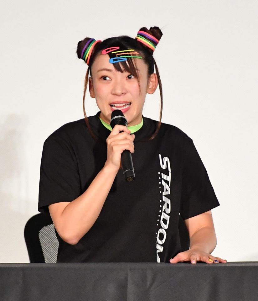 　公開会見で意気込みを語るフワちゃん（撮影・開出牧）