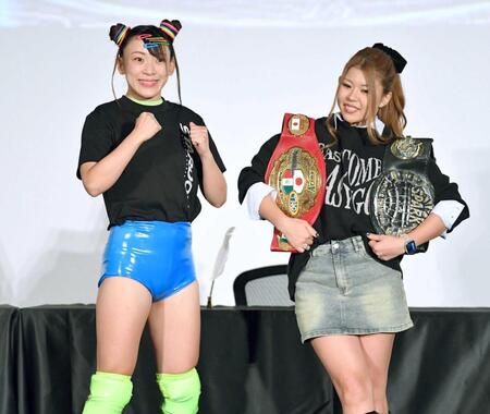 　ファイティングポーズをとるフワちゃん（左）と対戦相手の葉月（撮影・開出牧）