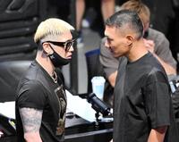 　にらみ合う誠（右）と傾奇者（左）