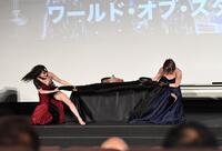 　公開会見で乱闘する上谷沙弥（左）と安納サオリ（撮影・開出牧）