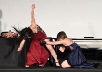 　公開会見で乱闘となり上谷沙弥（左）のドレスを引き裂く安納サオリ（撮影・開出牧）