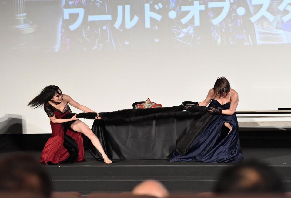 　公開会見で乱闘する上谷沙弥（左）と安納サオリ（撮影・開出牧）