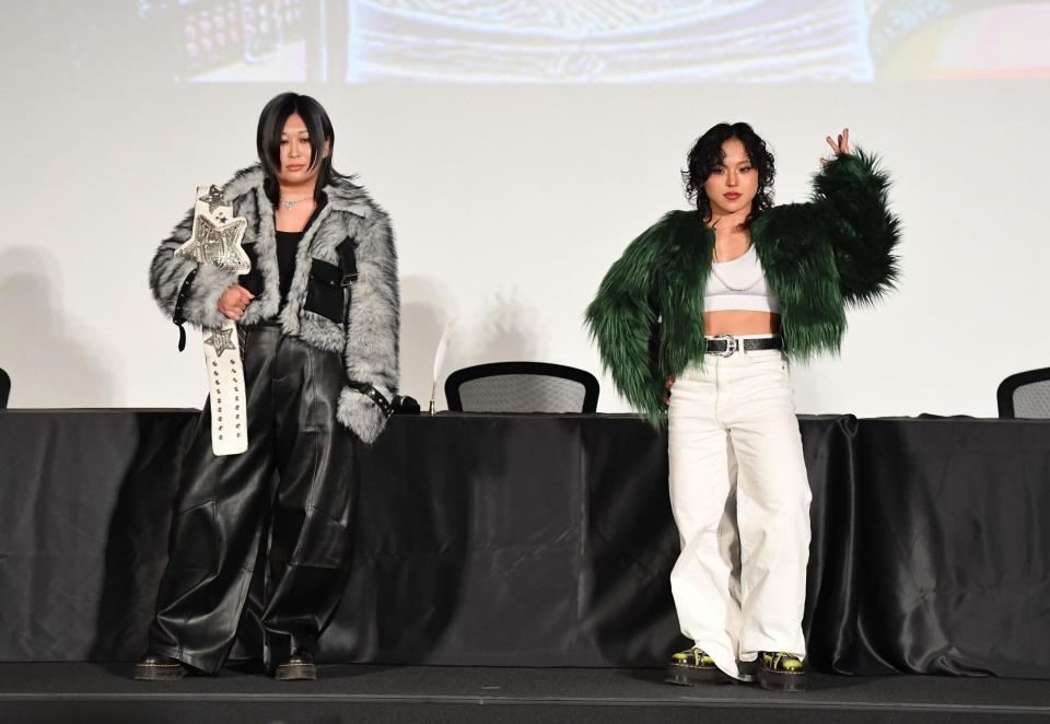 　公開会見でポーズを決める小波（左）と飯田沙耶（撮影・開出牧）