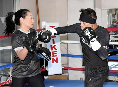 ドネア 堤戦後は井上拓真と「統一戦をやりたい」 公開練習で夫人のミットに軽快打ち込み