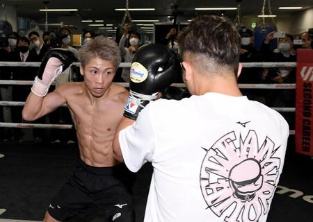 　井上拓真（右）とスパーリングを行う井上尚弥（撮影・佐藤厚）