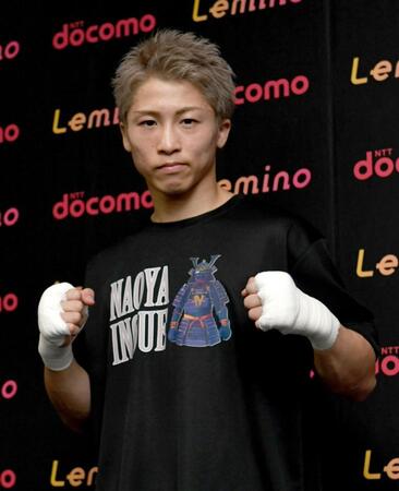 　ファイティングポーズを取る井上尚弥（撮影・佐藤厚）