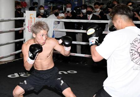 　井上拓真（右）とスパーリングを行う井上尚弥（撮影・佐藤厚）