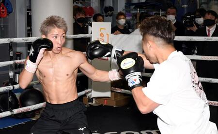 　井上拓真（右）とスパーリングを行う井上尚弥（撮影・佐藤厚）