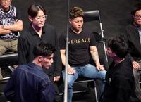 　リキと大野篤貴を見つめる井原良太郎（左）