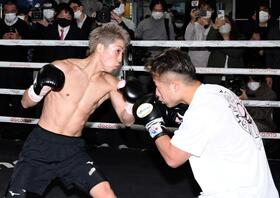 　井上拓真（右）とスパーリングを行う井上尚弥（撮影・佐藤厚）