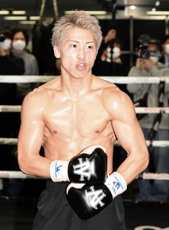 　肉体美を見せる井上尚弥（撮影・佐藤厚）