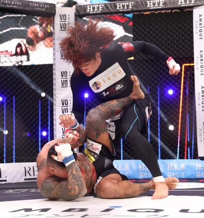 【写真】戦慄の素手MMA 流血“顔面狂気”の顔面打ち抜く歌舞伎町最恐ホスト”の拳