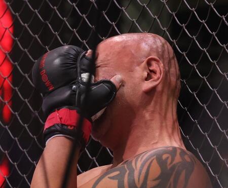 　涙を流すサップ西成（撮影・佐々木彰尚）