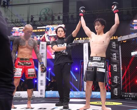 　勝利に喜ぶドラゴン（右）＝撮影・佐々木彰尚