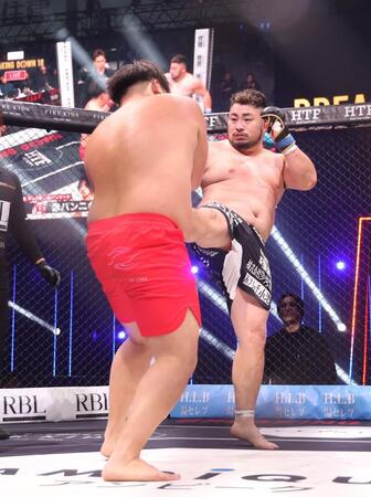 　赤パンニキ（左）を攻めるりゅう君（撮影・佐々木彰尚）