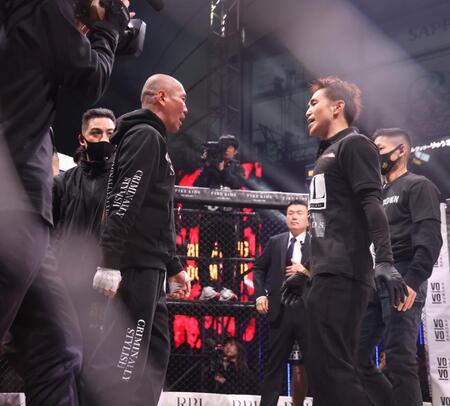 　レフェリーに詰め寄る村田将一（撮影・佐々木彰尚）