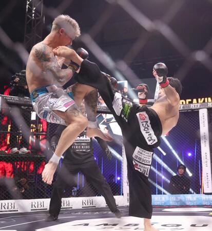 　リキ（左）を攻める大野篤貴（撮影・佐々木彰尚）