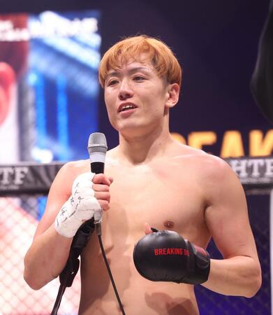 　試合後、あいさつをする井原良太郎（撮影・佐々木彰尚）