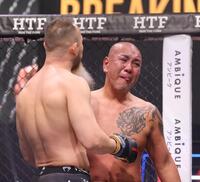 　敗戦し涙を流すサップ西成（右）＝撮影・佐々木彰尚