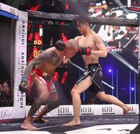 　村田将一（左）を攻めるドラゴン（撮影・佐々木彰尚）