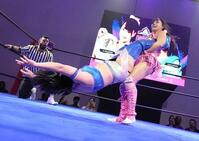　マッチャをジャイアントスイングで攻める渡辺未詩＝東京女子プロレス提供