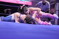 　マッチャを攻める渡辺未詩（上）＝東京女子プロレス提供