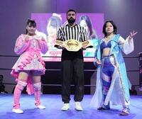 　タイでタイトル戦に臨む渡辺未詩（左）とマッチャ＝東京女子プロレス提供