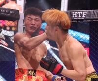 　ウェイ・ウェイヤン（左）を攻める井原良太郎（撮影・佐々木彰尚）