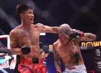 　ジャー・シャンミン（左）から攻められるシモミシュラン（撮影・佐々木彰尚）