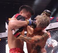 　ジャー・シャンミン（左）から攻められるシモミシュラン（撮影・佐々木彰尚）