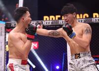 　ウー・ジアラー（右）に攻められる山本隆寛（撮影・佐々木彰尚）