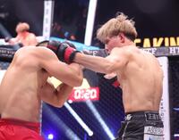 　ハン・ウェンバオ（左）を攻めるＹＵＲＡ（撮影・佐々木彰尚）