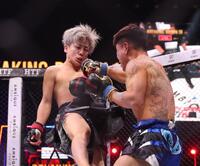 　ワン・ズンイェン（右）に攻められる野田蒼（撮影・佐々木彰尚）