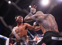 　ダイスケ（右）を攻めるメカ君（撮影・佐々木彰尚）