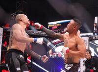 　ダイスケ（左）を攻めるメカ君（撮影・佐々木彰尚）