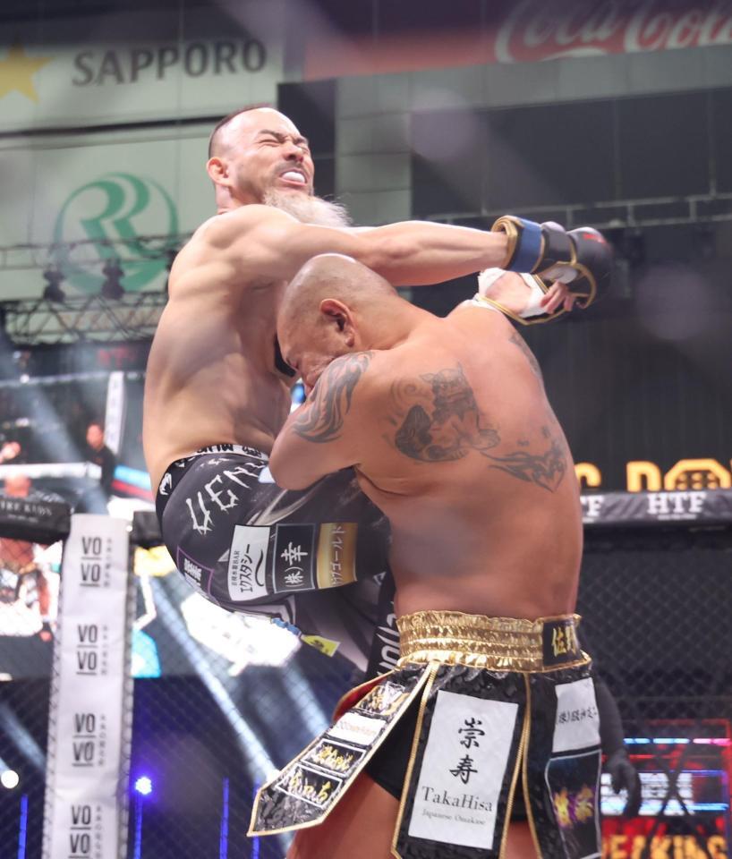 　サップ西成（右）を攻めるジェリオ・サン・ピエール（撮影・佐々木彰尚）