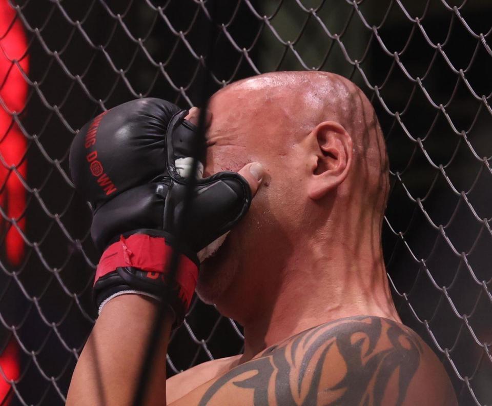 　涙を流すサップ西成（撮影・佐々木彰尚）