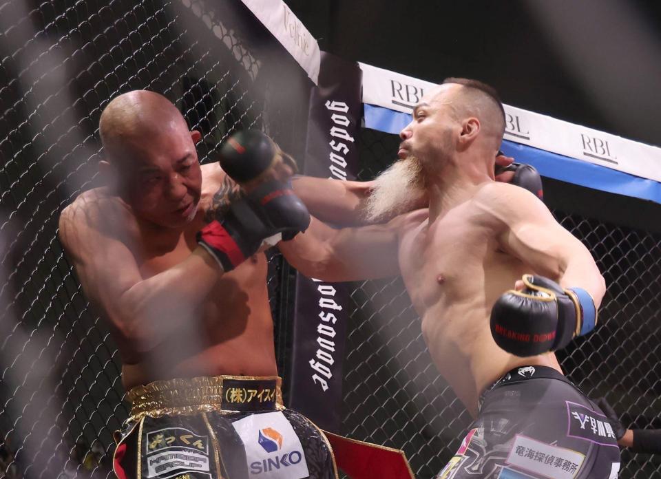 　サップ西成（左）を攻めるジェリオ・サン・ピエール（撮影・佐々木彰尚）