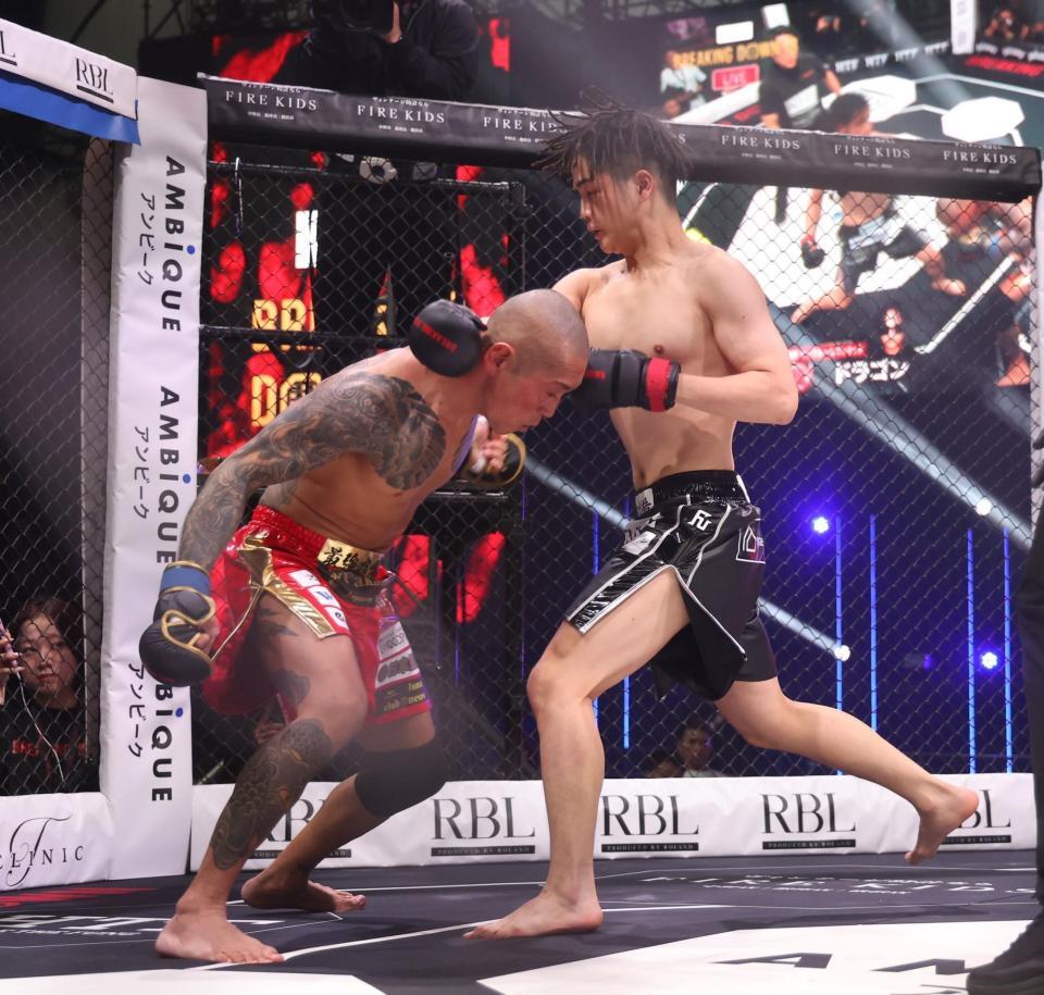 　村田将一（左）を攻めるドラゴン（撮影・佐々木彰尚）