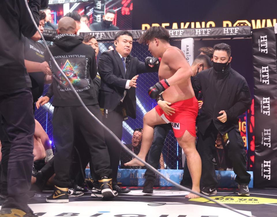 　判定負けを喫し不服の赤パンニキ（撮影・佐々木彰尚）