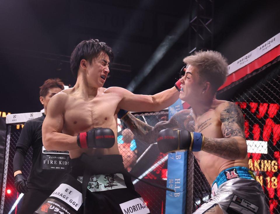 　リキ（右）を攻める大野篤貴（撮影・佐々木彰尚）