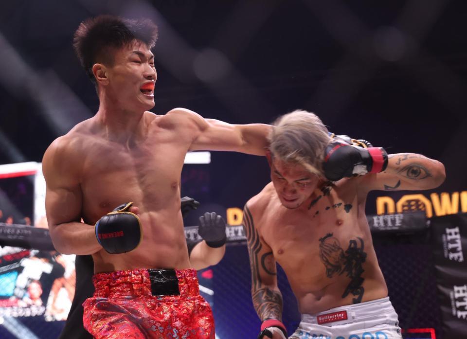 　ジャー・シャンミン（左）から攻められるシモミシュラン（撮影・佐々木彰尚）