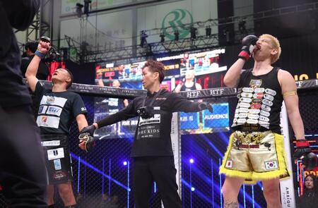 　傾奇者（右）に判定で勝利した誠（撮影・佐々木彰尚）