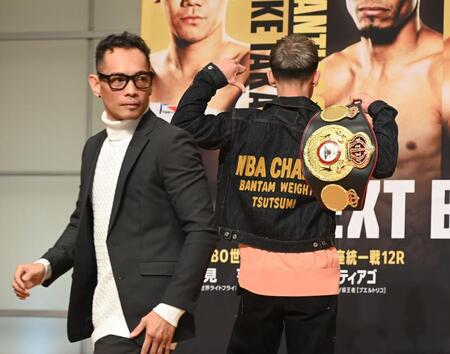 　ノニト・ドネア（左）の前で王者のポーズを決める堤聖也（撮影・園田高夫）