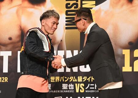 　ノニト・ドネア（右）と握手をかわす堤聖也（撮影・園田高夫）