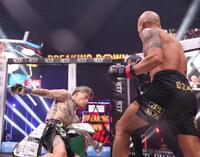 　ダウンするシェンロン（左）と見つめる内藤裕（撮影・佐々木彰尚）