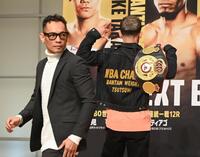 　ノニト・ドネア（左）の前で王者のポーズを決める堤聖也（撮影・園田高夫）