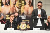 　ノニト・ドネア（右）を見つめる堤聖也（撮影・園田高夫）